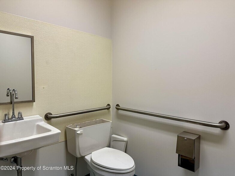 More Photos Of 624 Fellows St, Scranton Office For Lease