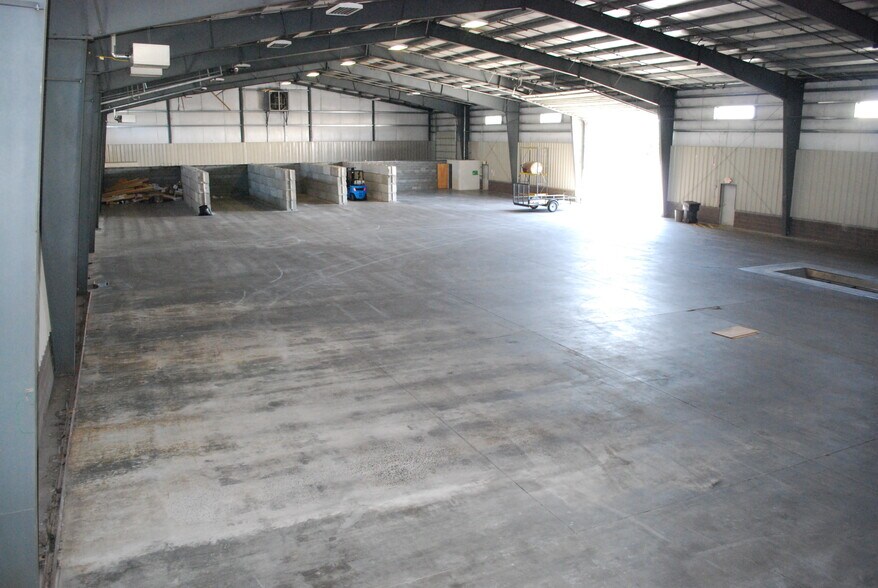 More Photos Of 340 SE Logsden St, Bend Warehouse For Lease