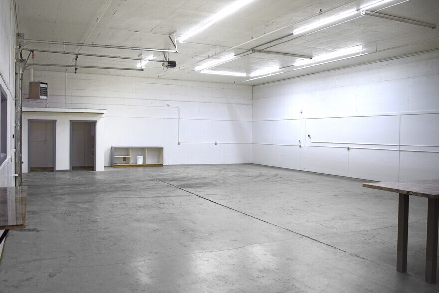 More Photos Of 4216 W 7th Ave, Eugene Warehouse For Lease