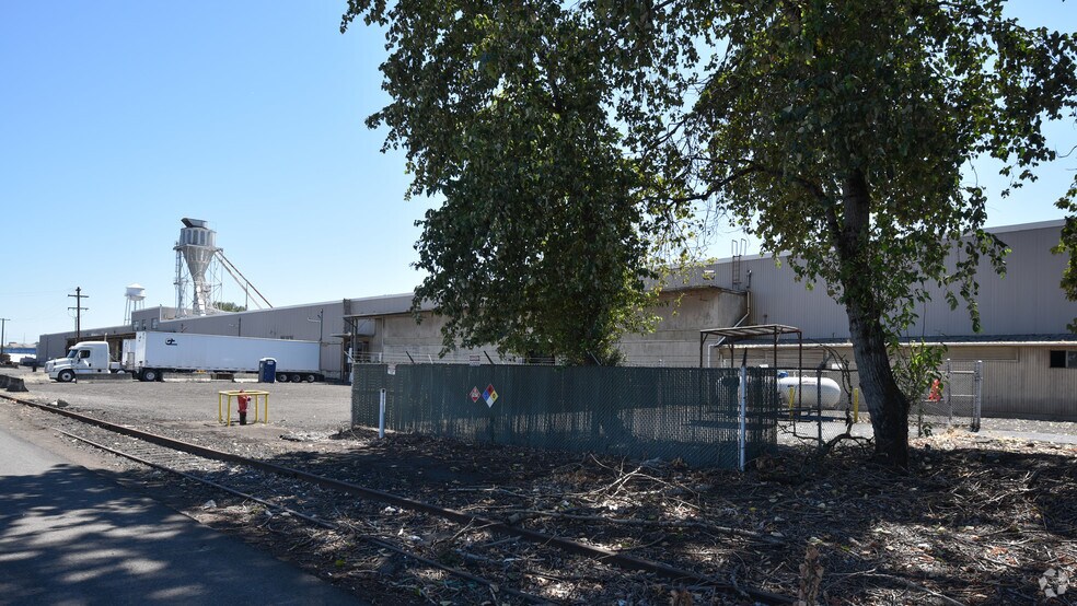 More Photos Of 9930 N Burgard Way, Portland Warehouse For Lease