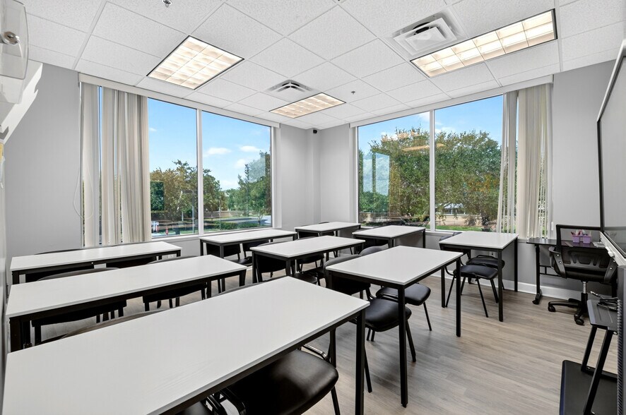 More Photos Of 6200 Metrowest Blvd, Orlando Office For Sale