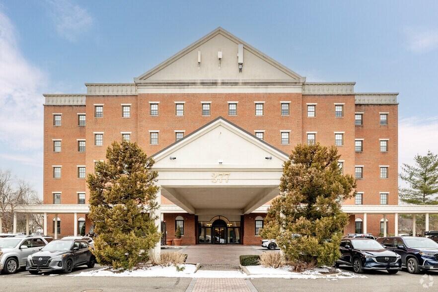 More Photos Of 377 Oak St, Garden City Office For Sale
