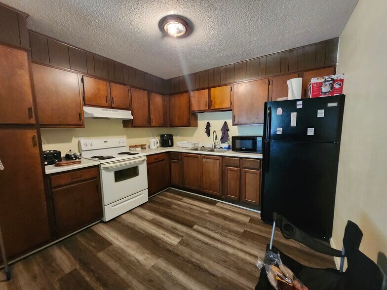More Photos Of 204 3rd St SW, Rake Apartments For Sale