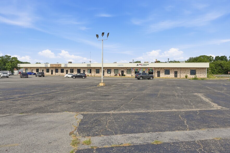 More Photos Of 605 S Green Ave, Purcell Freestanding For Sale