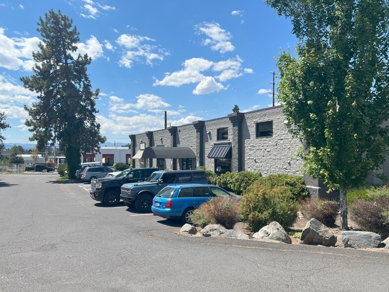 More Photos Of 1012 SE Cleveland Square Loop, Bend Storefront Retail Office For Lease