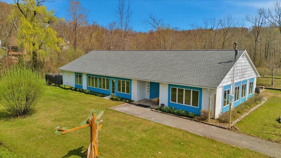 More Photos Of 4 Glenna Dr, Carmel Specialty For Sale