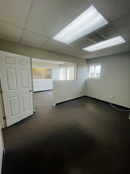 More Photos Of 114 Perimeter Rd, Nashua Light Distribution For Lease