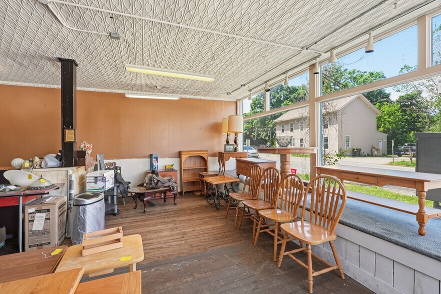 More Photos Of 31 S Front St, Burbank Storefront Retail Residential For Sale