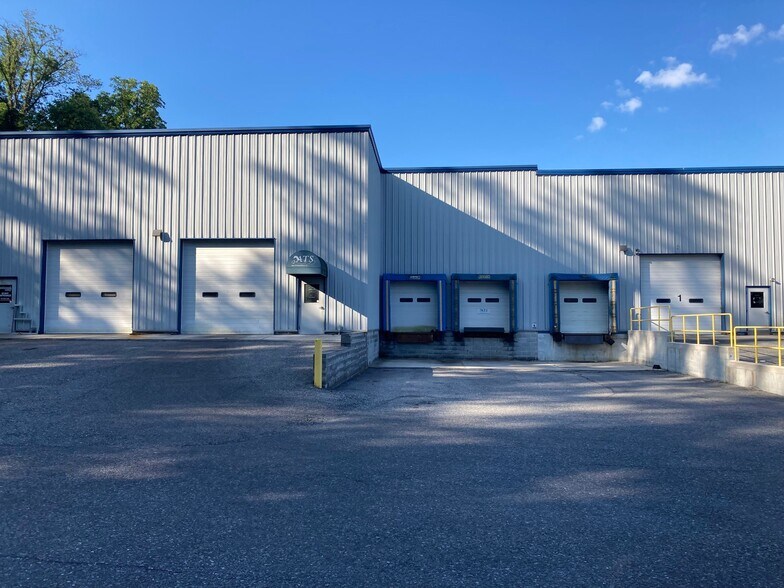 More Photos Of 11 Roadway Dr, Carlisle Light Manufacturing For Sale