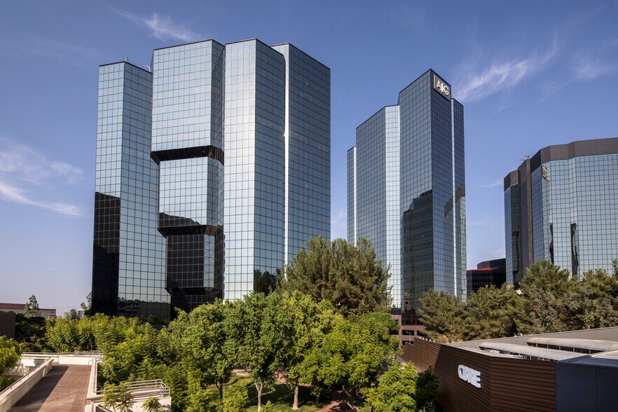 More Photos Of 21700 Oxnard St, Woodland Hills Office For Lease