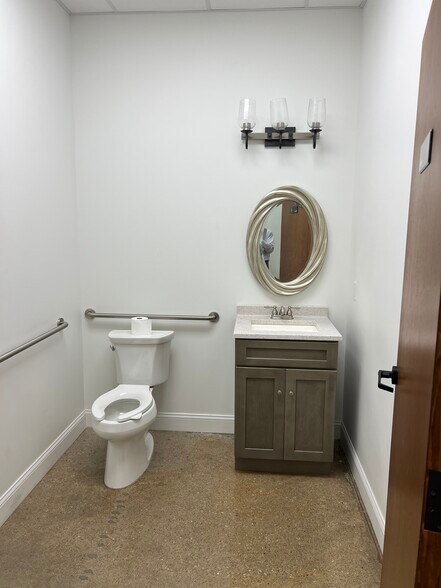 More Photos Of 10939 Shady Trl, Dallas Distribution For Lease