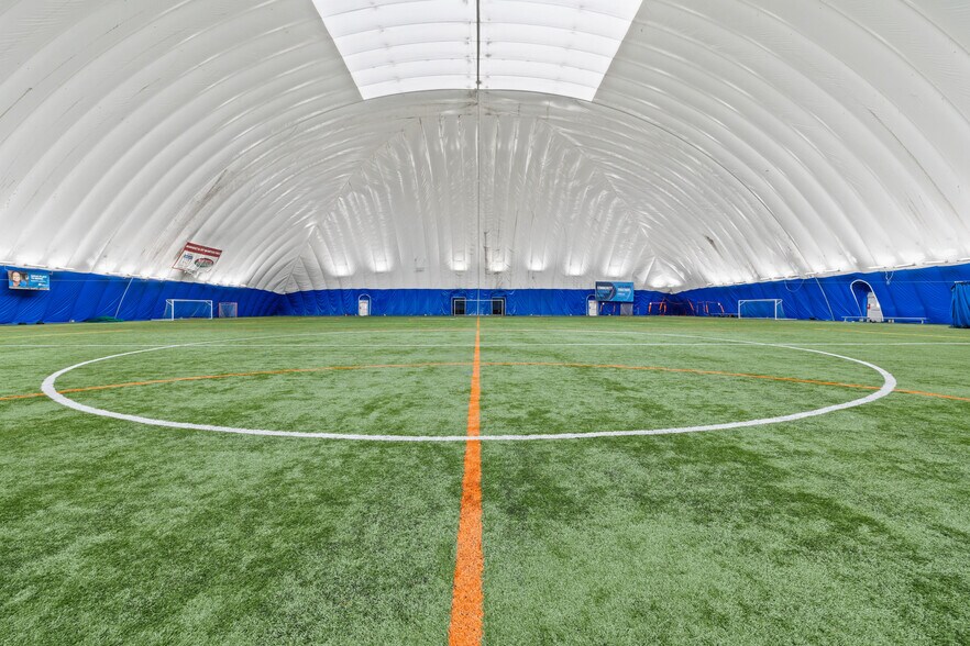 More Photos Of 901 Cannon Rd S, Dundas Sports And Entertainment For Sale