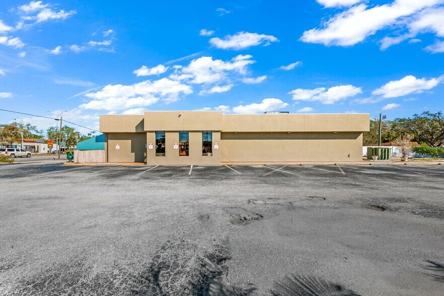 More Photos Of 4413 S Tamiami Trl, Sarasota Restaurant For Sale