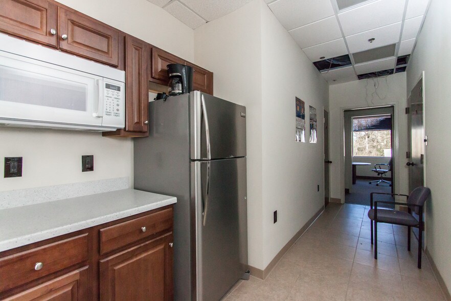 More Photos Of 45645 Willow Pond Plz, Sterling Office For Sale