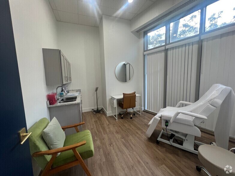 More Photos Of 375-3 S 12th St, Tampa Office For Sale