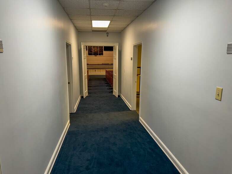 More Photos Of 634 Main St, Forest Park Flex For Sale