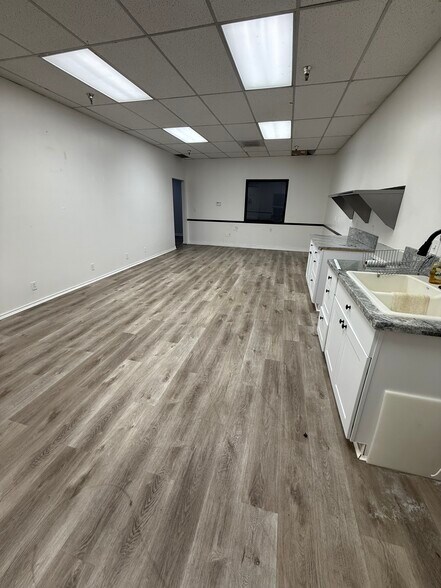 More Photos Of 9414-9488 Union Sq, Sandy Unknown For Lease