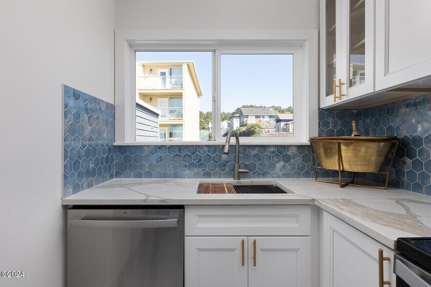 More Photos Of 3929 NW Jetty Ave, Lincoln City Apartments For Sale