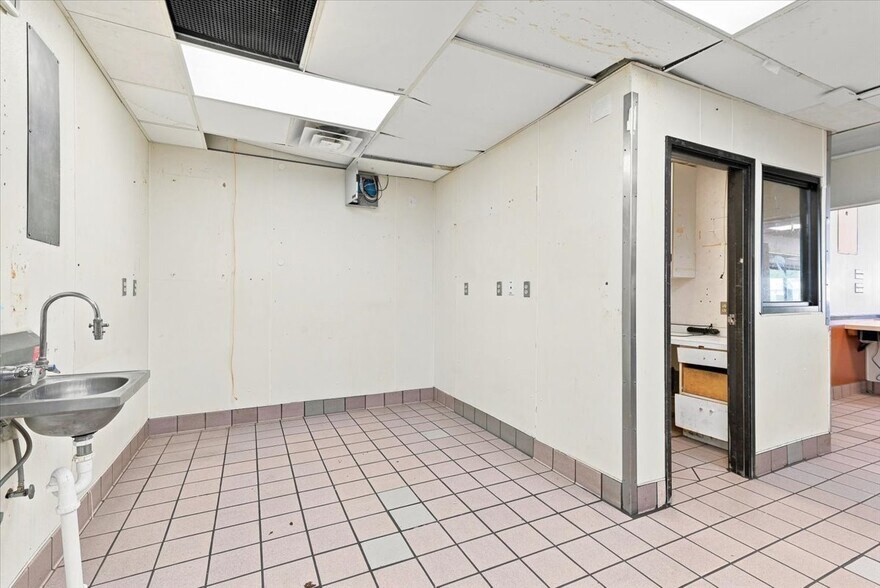 More Photos Of 1410 N Broadway St, Red Oak Fast Food For Lease