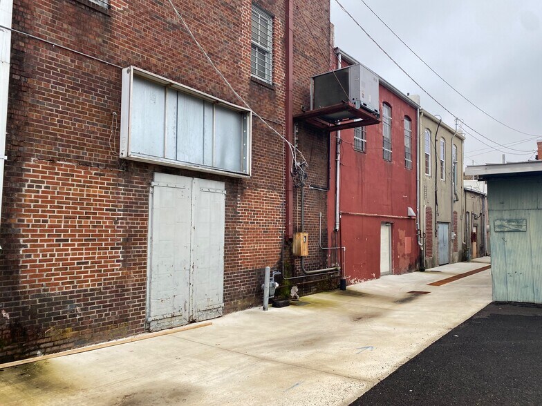 More Photos Of 114 W Main St, Tupelo Freestanding For Sale