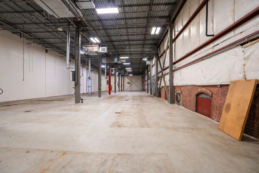 More Photos Of 1R Green St, Clinton Distribution For Lease