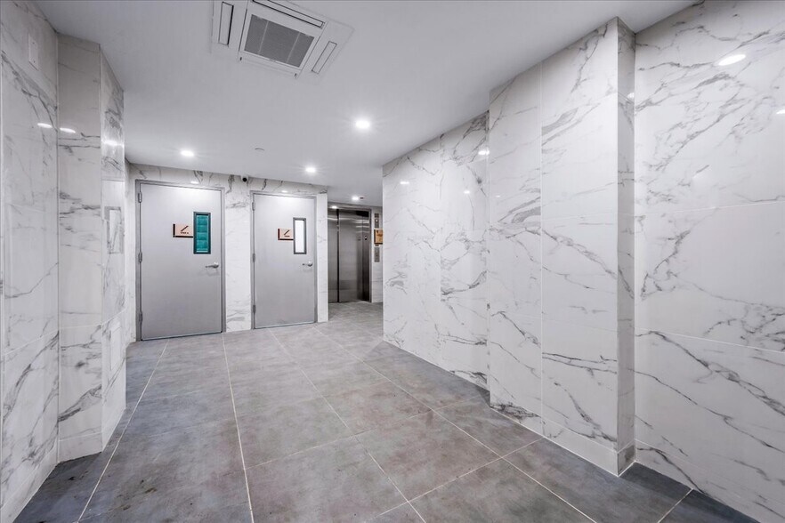 More Photos Of 5216 Roosevelt Ave, Woodside Apartments For Sale