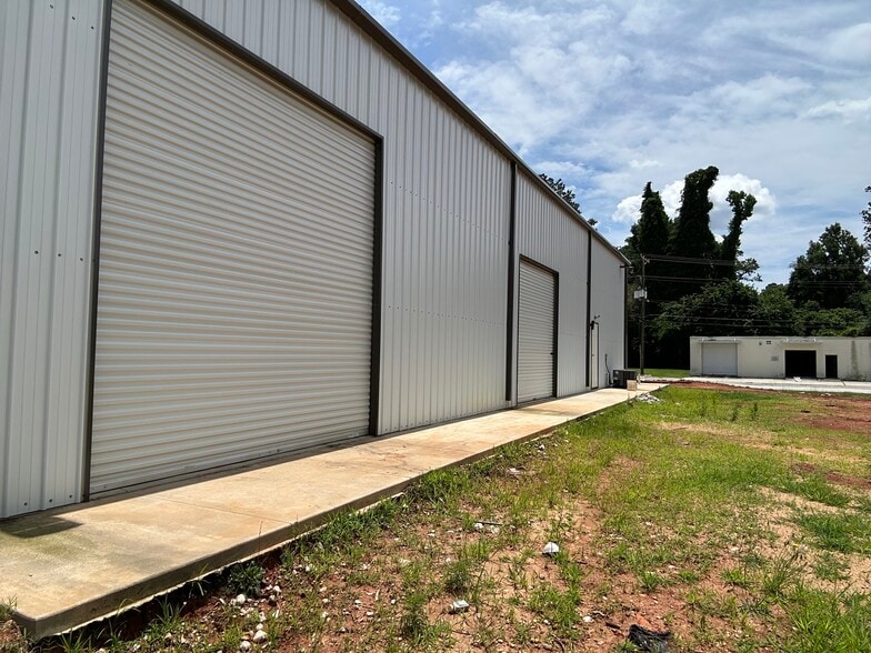 More Photos Of 410 Long Ave, Greenwood Light Distribution For Lease