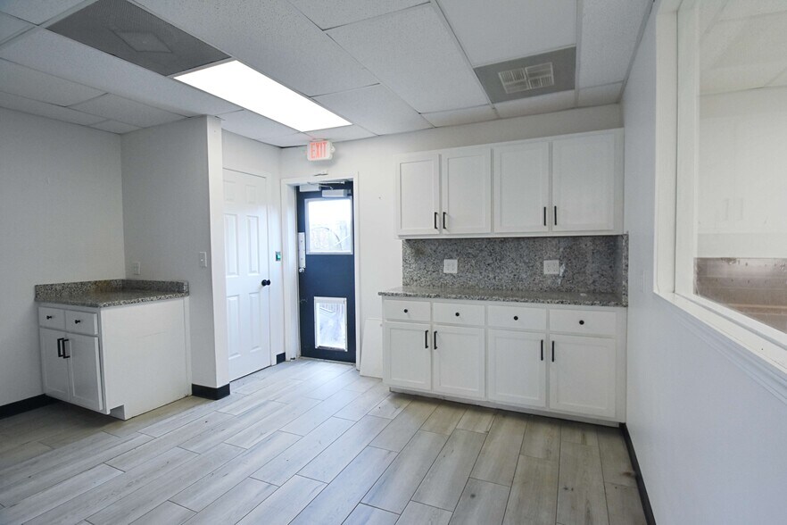 More Photos Of 833 Old Highway 45, Saltillo Freestanding For Lease