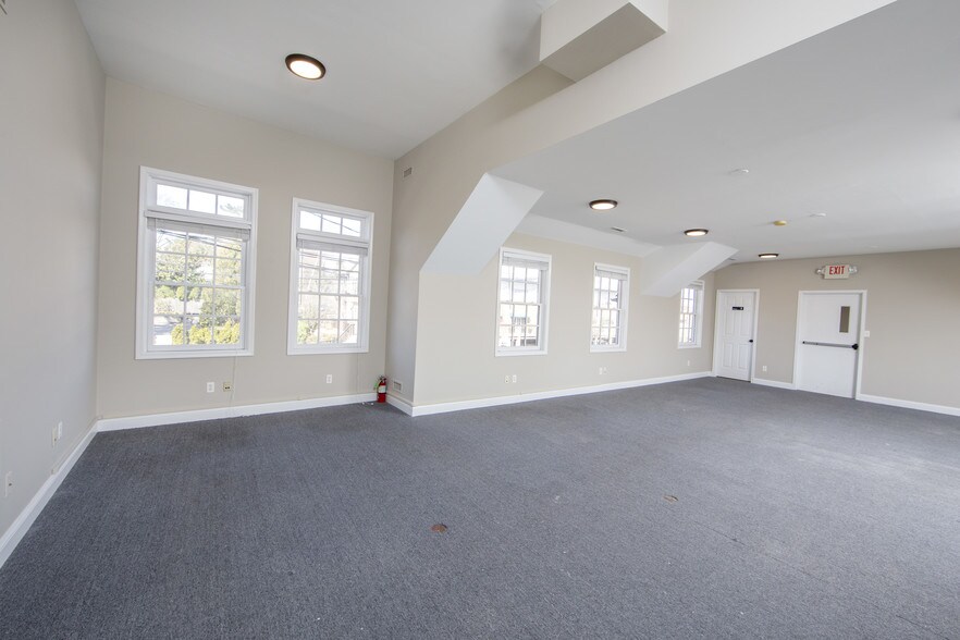 More Photos Of 30 W Bridge St, New Hope Freestanding For Lease