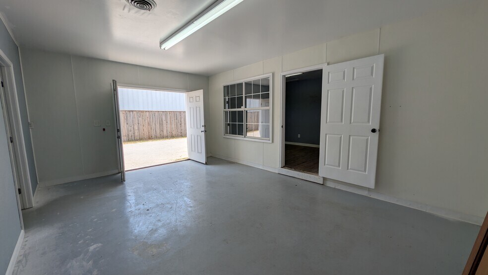 More Photos Of 515 Mountain Dr, Destin Flex For Lease