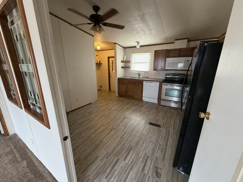 More Photos Of 2102 S 3rd St, Mabank Self Storage For Lease