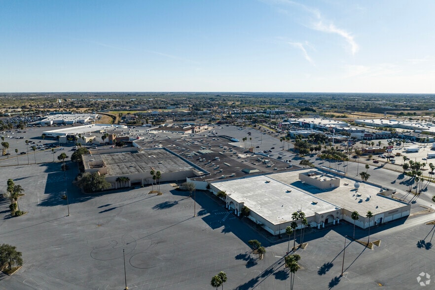 More Photos Of 2000 S Expressway 83, Harlingen Department Store For Lease