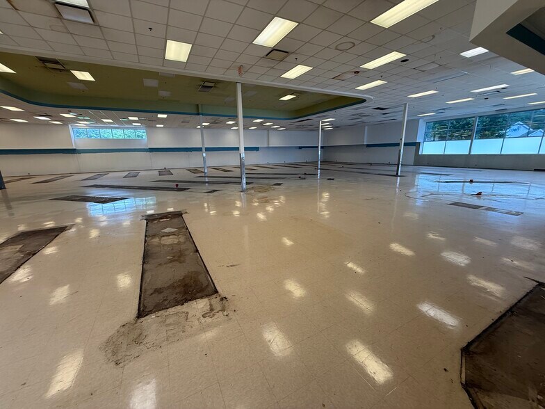 More Photos Of 1600 Main St, Follansbee Drugstore For Lease