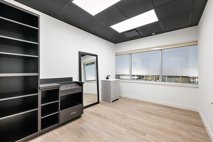 More Photos Of 801-803 W Big Beaver Rd, Troy Office For Lease
