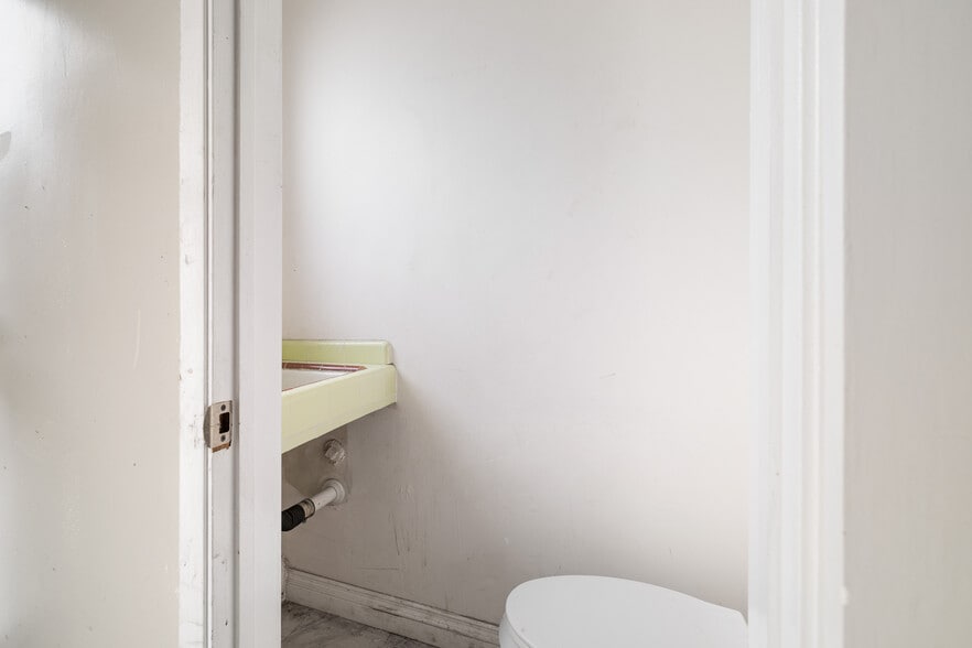 More Photos Of 5709 E Beverly Blvd, Los Angeles Office Residential For Sale