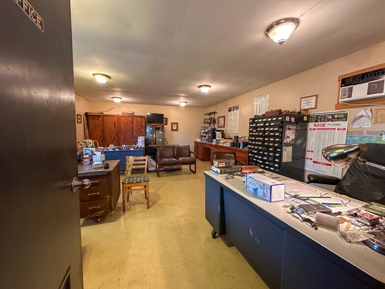 More Photos Of 4133 Loop 343, Rusk Manufacturing For Sale