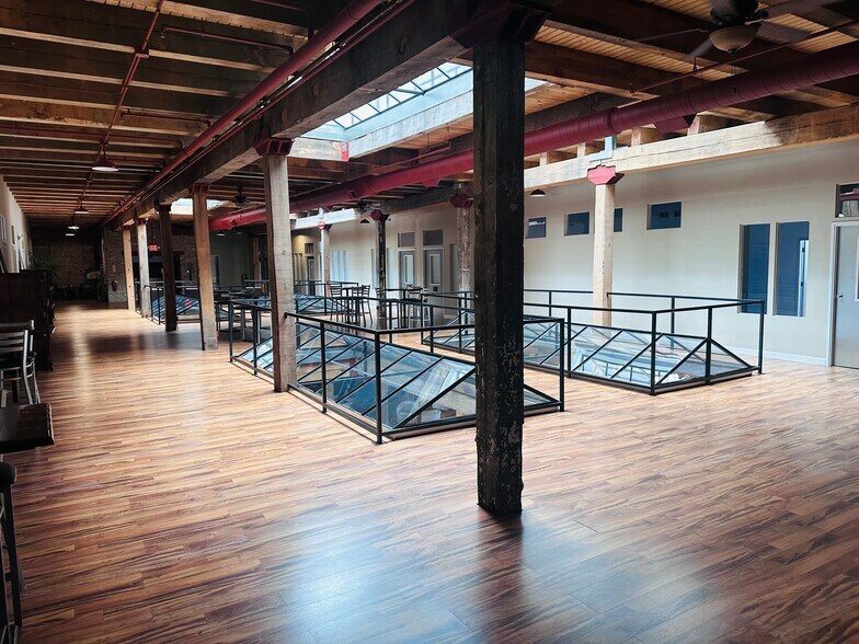 More Photos Of 300-306 W Front St, Harvard Warehouse For Lease