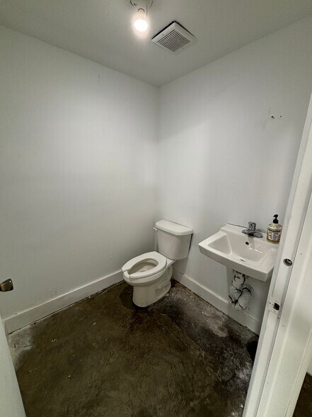 More Photos Of 219 NW 20th St, Miami Freestanding For Lease