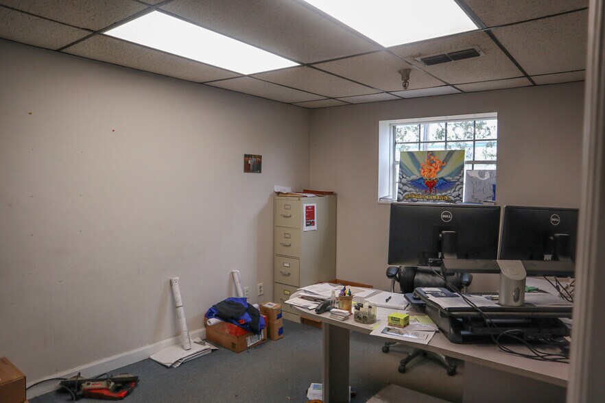 More Photos Of 572-2 Appleyard Dr, Tallahassee Warehouse For Lease