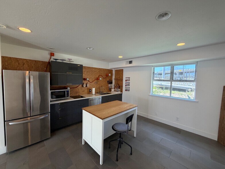 More Photos Of 12-14 E Sir Francis Drake Blvd, Larkspur Unknown For Lease
