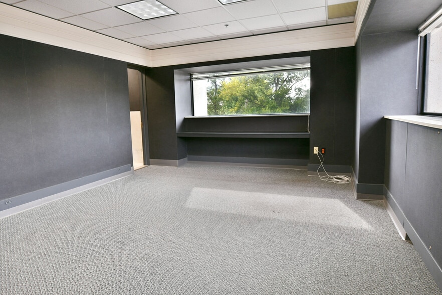 More Photos Of 108 Main Ave SW, Warren Office Residential For Lease