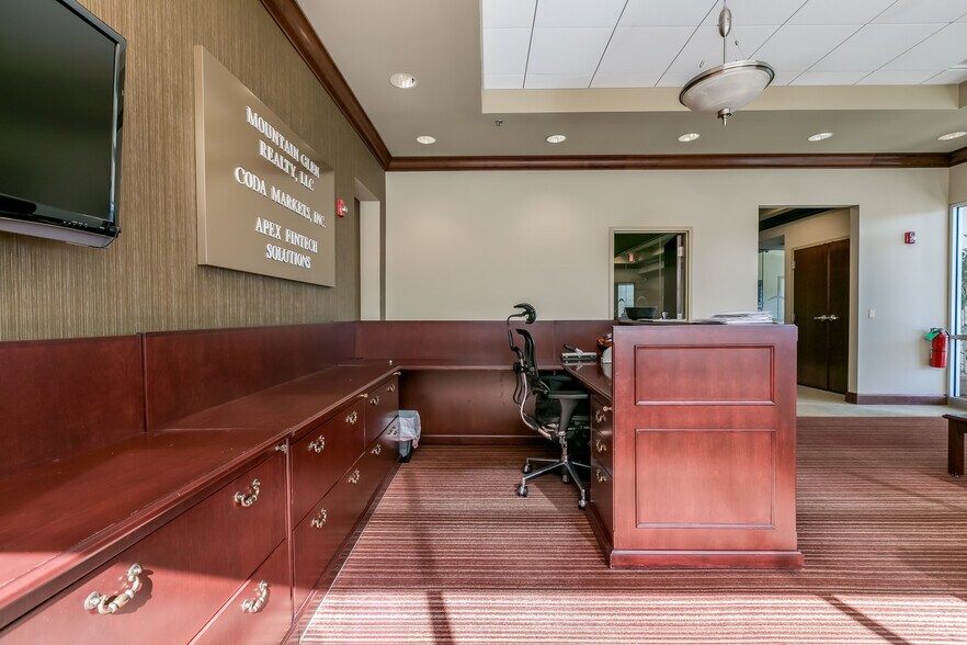 More Photos Of 2624 Patriot Blvd, Glenview Office For Sale