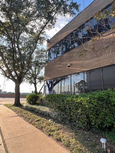 More Photos Of 11011 Jones Rd, Houston Office For Sale