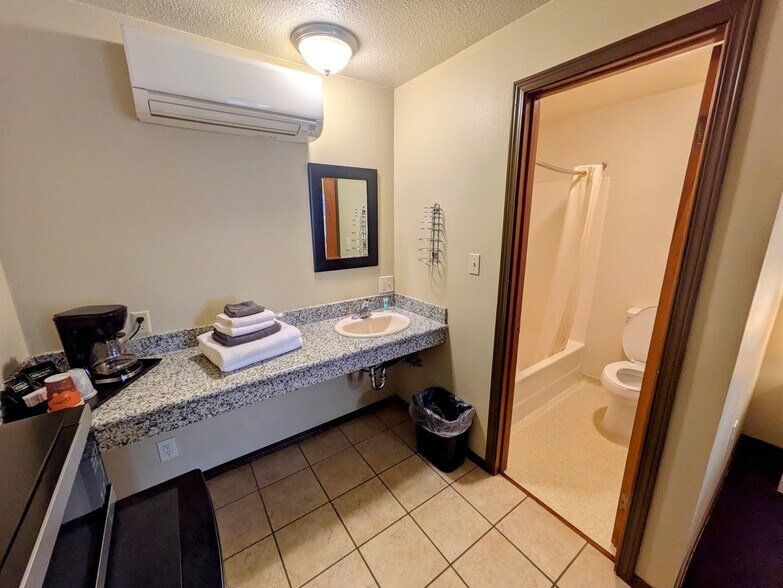 More Photos Of 616 Mill St, Maupin Hotel For Sale