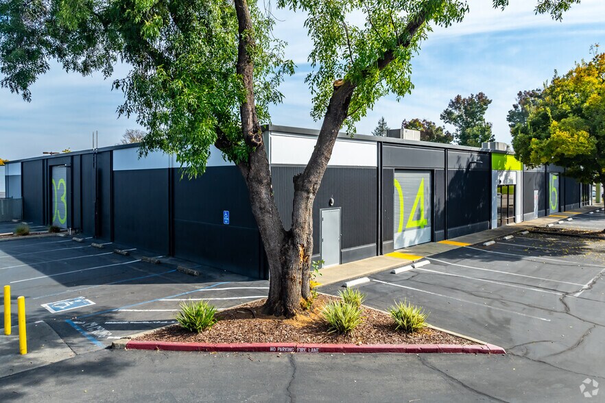 More Photos Of 9961 Horn Rd, Sacramento Showroom For Sale