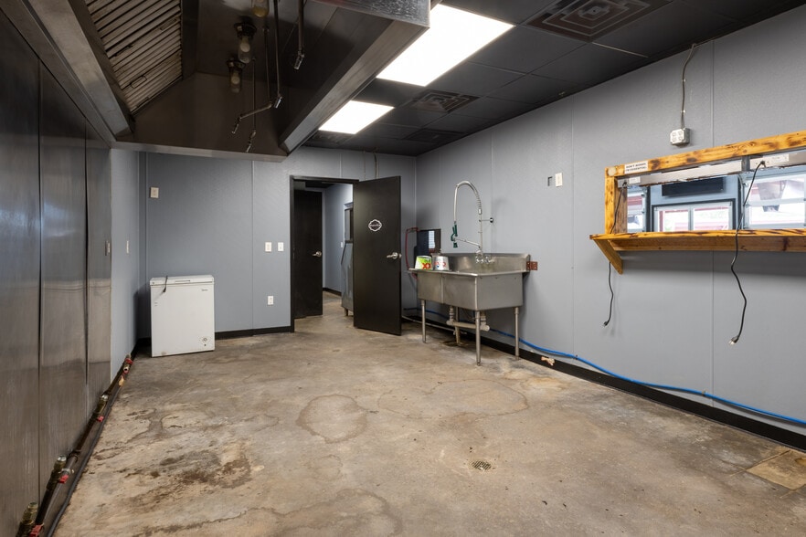 More Photos Of 1402 Old Iowa Park, Wichita Falls Specialty For Lease