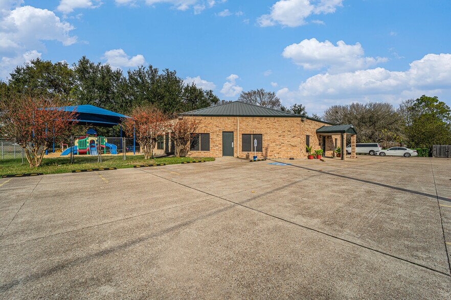 More Photos Of 3421 E Walnut St, Pearland Daycare Center For Sale