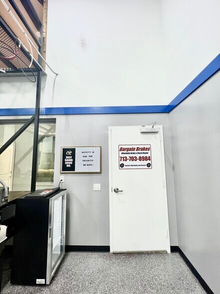 More Photos Of 1308 N Frazier St, Conroe Service For Sale