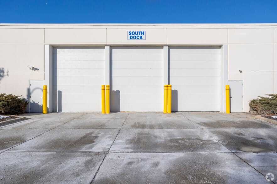 More Photos Of 351-425 Country Club Dr, Bensenville Warehouse For Lease