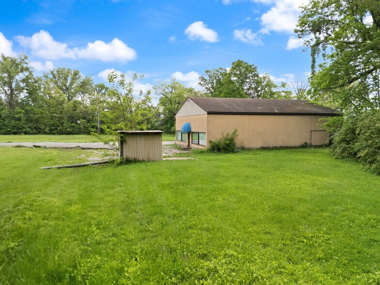 More Photos Of 2000 Utica Pike, Jeffersonville Marina For Sale